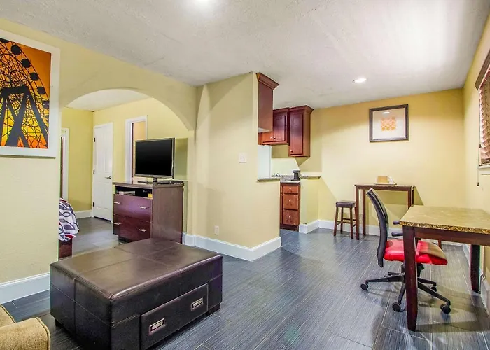 Rodeway Inn and Suites Medical Center Houston